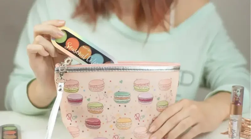 What Are the Latest Trends in Makeup Bag Design